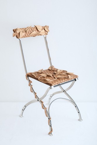 „überwachsen“ 2024-25, Eichenholz, Metall, 35 x 85 x 50 cm 